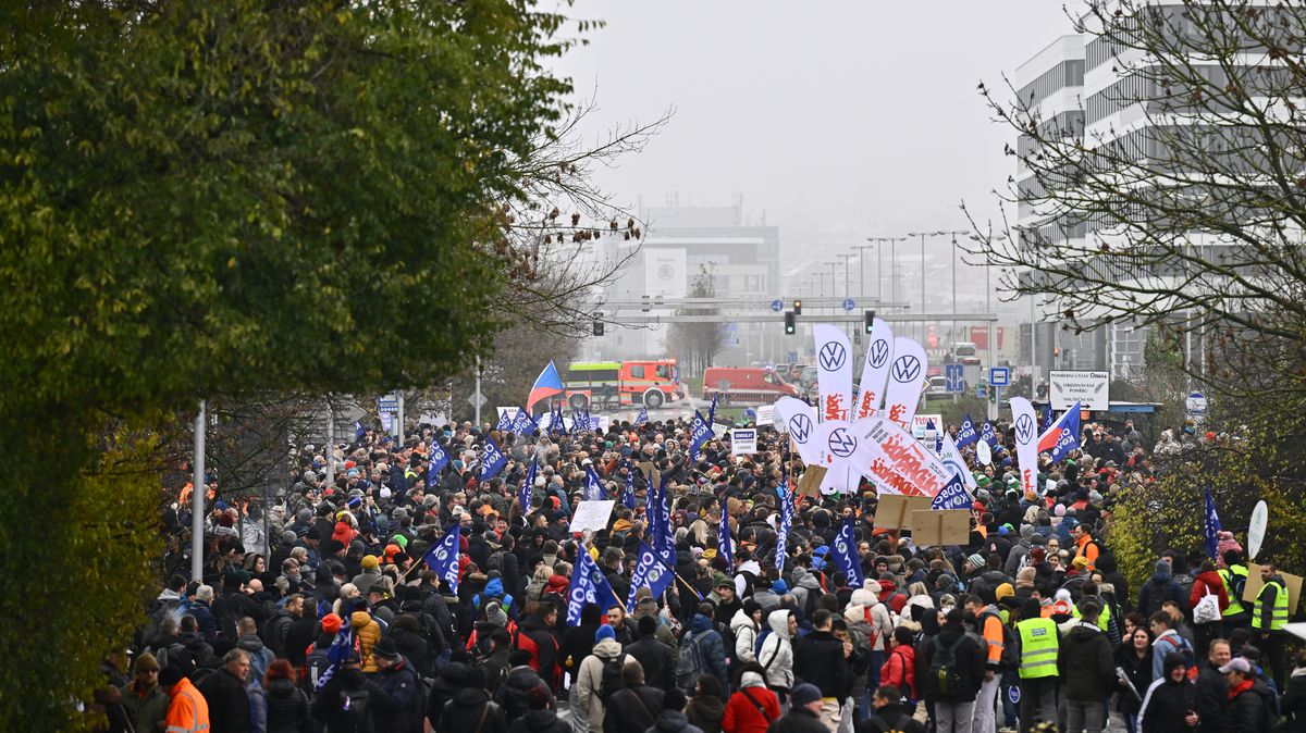 Stávka ve firmě s průměrným platem 69.500. Ve Škoda Auto se zastavila výroba